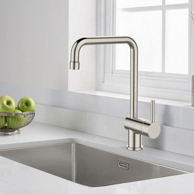 Grifo de cocina Alveus de forma cuadrada combinado con un fregadero bajo encimera de acero inoxidable en una cocina blanca y luminosa
