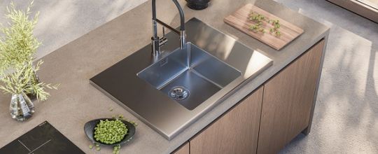 Fregadero extravagante y moderno de acero inoxidable con grifo de cocina negro