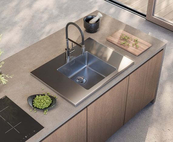 Fregadero extravagante y moderno de acero inoxidable con grifo de cocina negro