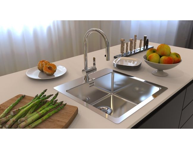 Moderna kuhinja z lesenimi spodnjimi omaricami in belim pultom, v katerega je vgrajeno kvadratno inox pomivalno korito z odcejalno površino in enoročno armaturo; ob oknu z razgledom na zelenje sta manjša lončnica in stojalo z lesenimi kuhinjskimi pripomoč
