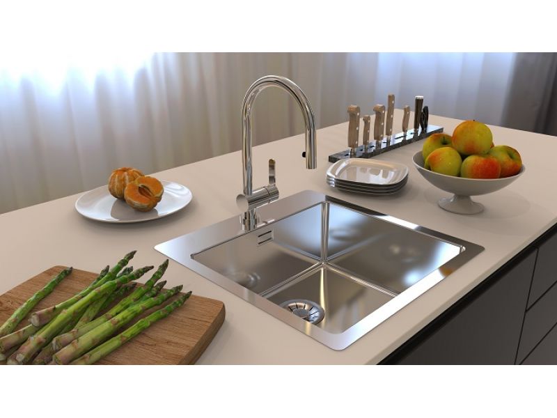 Moderna kuhinja z lesenimi spodnjimi omaricami in belim pultom, v katerega je vgrajeno kvadratno inox pomivalno korito z odcejalno površino in enoročno armaturo; ob oknu z razgledom na zelenje sta manjša lončnica in stojalo z lesenimi kuhinjskimi pripomoč