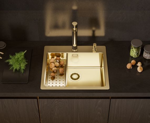 Fregadero de cocina dorado Alveus combinado con un grifo de cocina negro y dorado en una cocina completamente negra, junto con un grifo de cocina negro y dorado