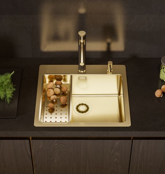 Fregadero de cocina dorado Alveus combinado con un grifo de cocina negro y dorado en una cocina completamente negra, junto con un grifo de cocina negro y dorado