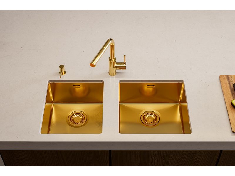 Bronasto pomivalno korito, dve vgradni posodi z bronasto kuhinjsko armaturo na beli delovni površini