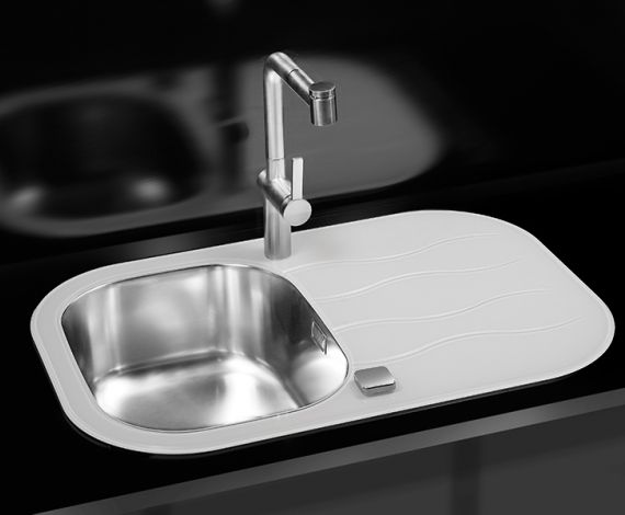 Fregadero doble de vidrio blanco instalado en una encimera de cocina negra